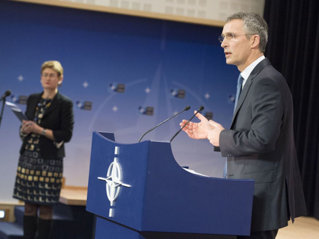 Столтенберг рассказал о функциях НАТО в борьбе с мигрантским кризисом