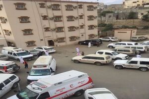 "Скорые помощи" у здания департамента образования