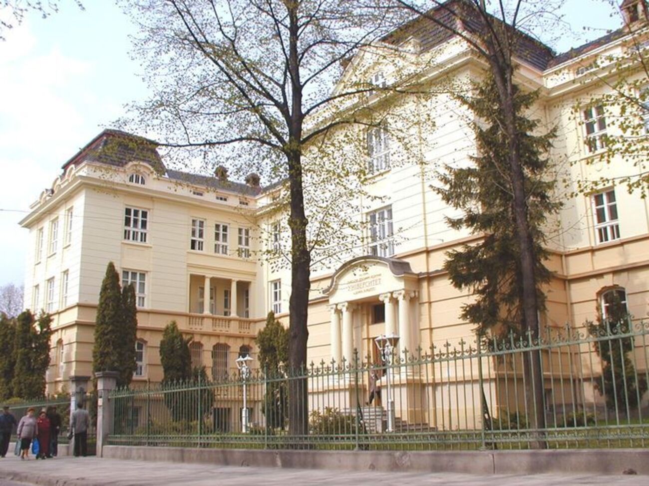 Двое студентов Львовского медуниверситета остаются в больнице