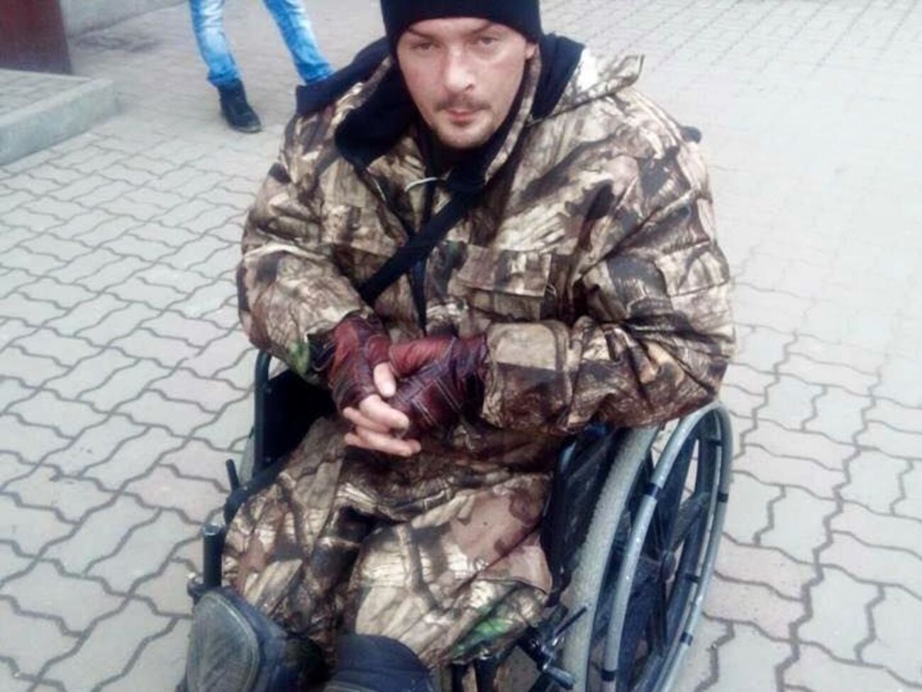 На фотографии Сергей Гайденко, который потерял ноги от обморожения задолго до войны