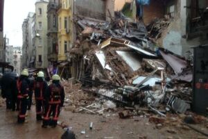 На место обрушения здания в Стамбуле прибыли пожарные и медики