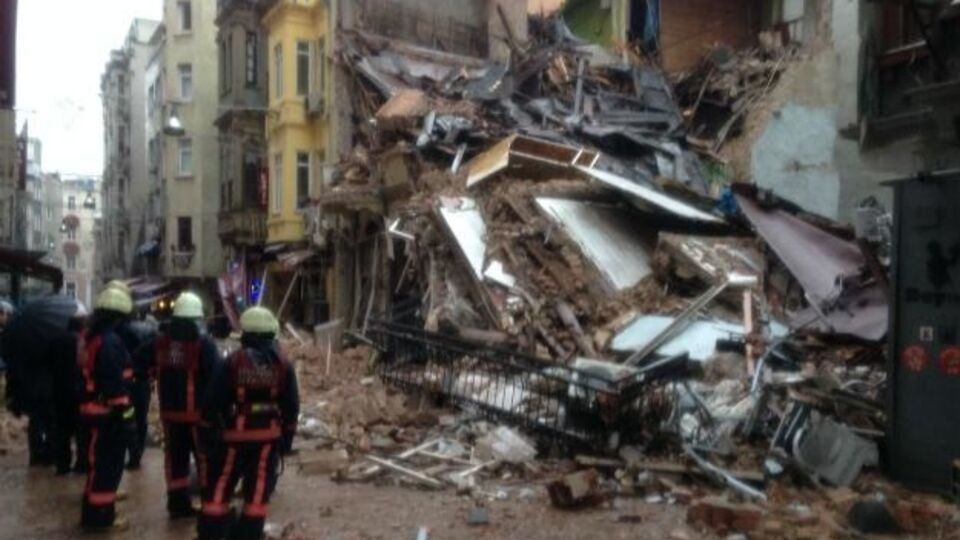 На место обрушения здания в Стамбуле прибыли пожарные и медики