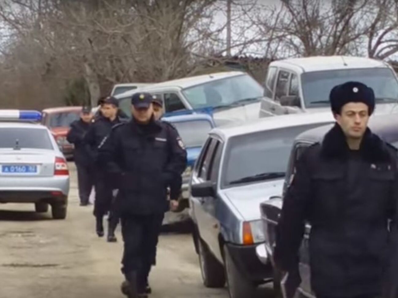 "Давайте повестку": Родственники и друзья не позволили сотрудникам ФСБ увезти крымского татарина. Видео