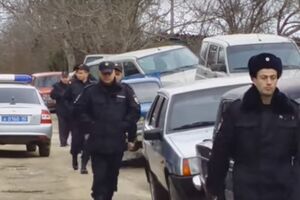 "Давайте повестку": Родственники и друзья не позволили сотрудникам ФСБ увезти крымского татарина. Видео
