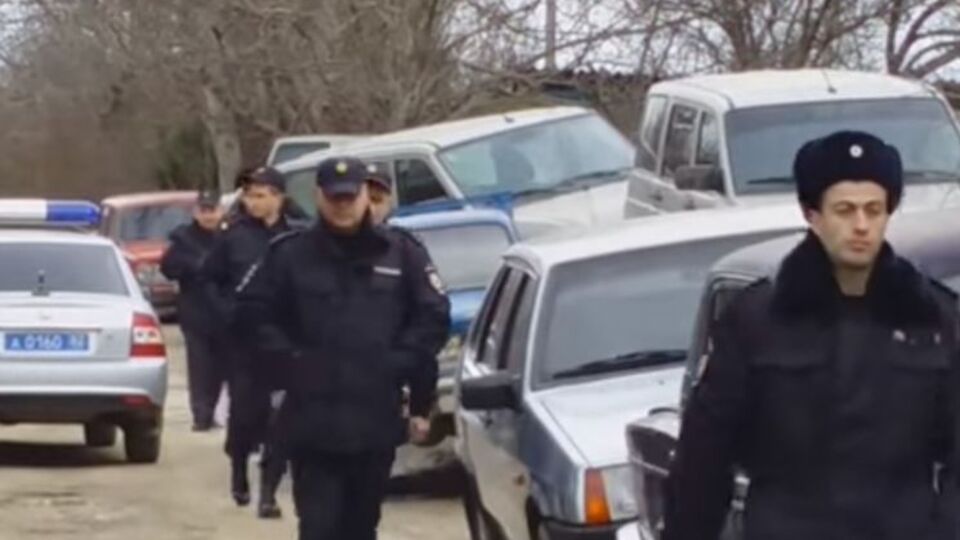 "Давайте повестку": Родственники и друзья не позволили сотрудникам ФСБ увезти крымского татарина. Видео