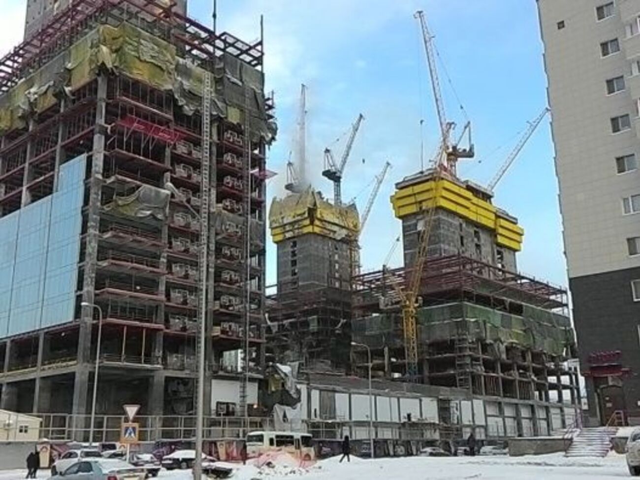 В 10.00 тушение пожара в "Абу-Даби Плаза" продолжалось