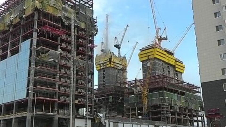 В 10.00 тушение пожара в "Абу-Даби Плаза" продолжалось