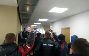 Активисты ворвались в здание полиции