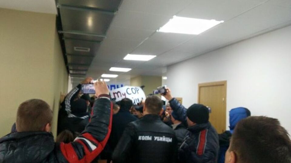 Активисты ворвались в здание полиции