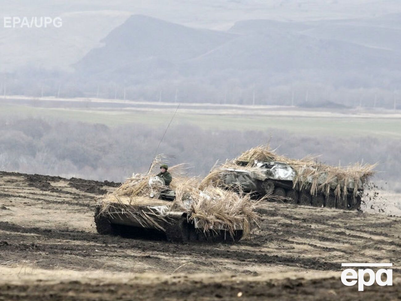 Россия продолжает поставлять на Донбасс боевую технику и военнослужащих