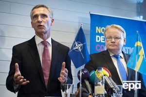 Министр обороны Швеции Петер Хулквист (справа)