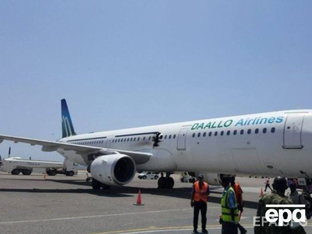 Поврежденный самолет в аэропорту Могадишо