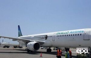 Поврежденный самолет в аэропорту Могадишо