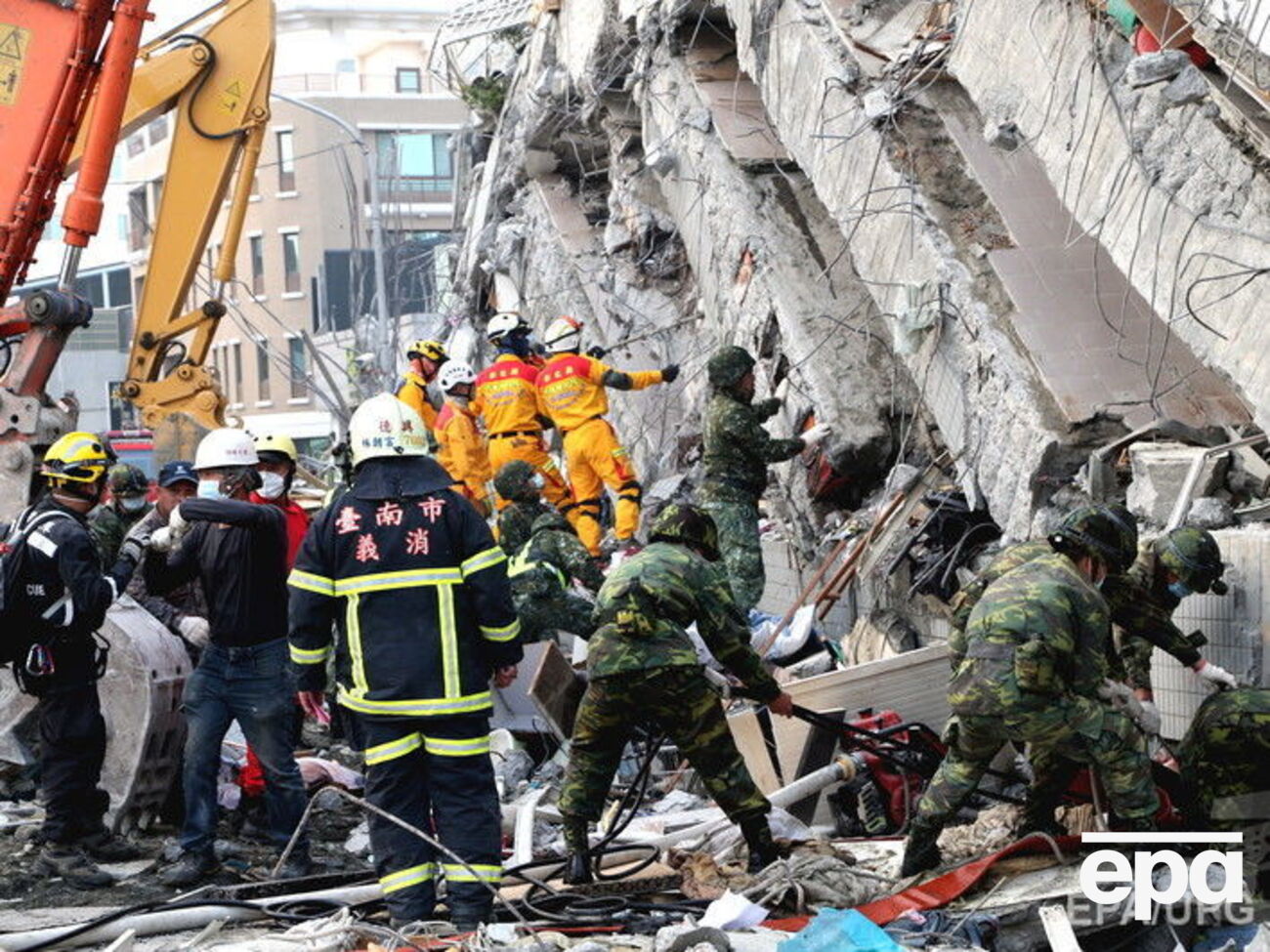 Развалины 17-этажного дома в Тайнане