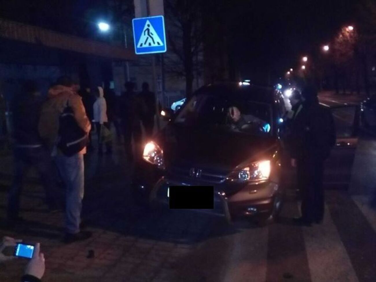 Автомобиль остановился, повредив дорожный знак