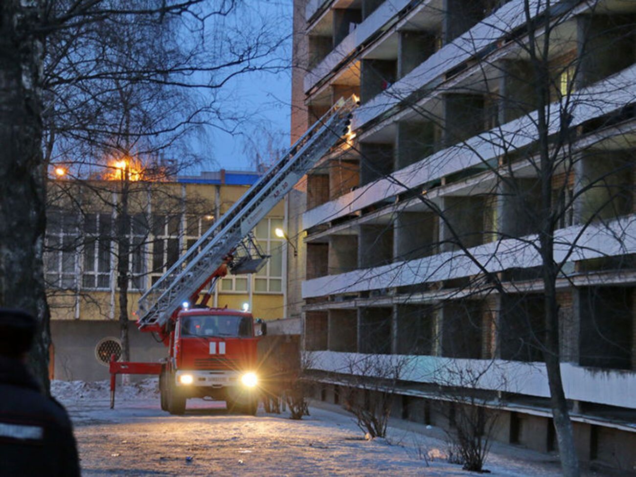 Пожар произошел ранним утром на четвертом этаже здания общежития
