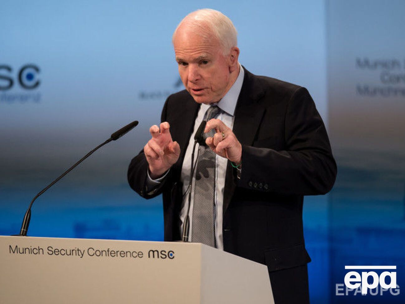 Маккейн: Россия продолжает завоевывать территории