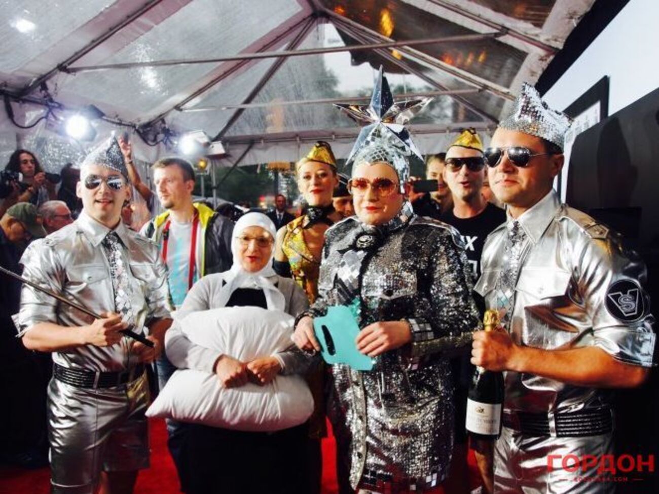 Данилко:&nbsp;У Каролины сейчас лучший период, куча предложений в России, ее награждают за песни, у нее есть своя публика. Ей что, отказаться и красить заборы?