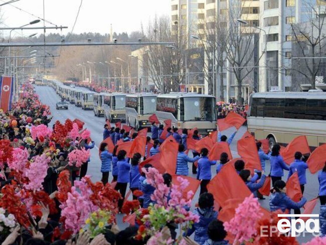 Жители Пхеньяна приветствуют участников космического старта