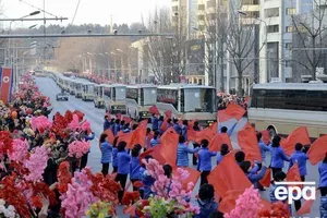 Жители Пхеньяна приветствуют участников космического старта