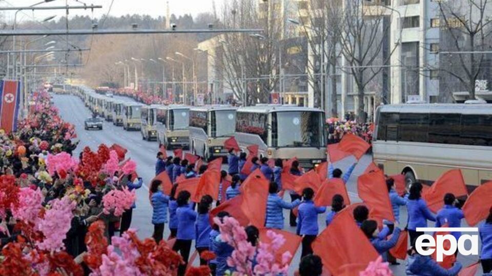 Жители Пхеньяна приветствуют участников космического старта