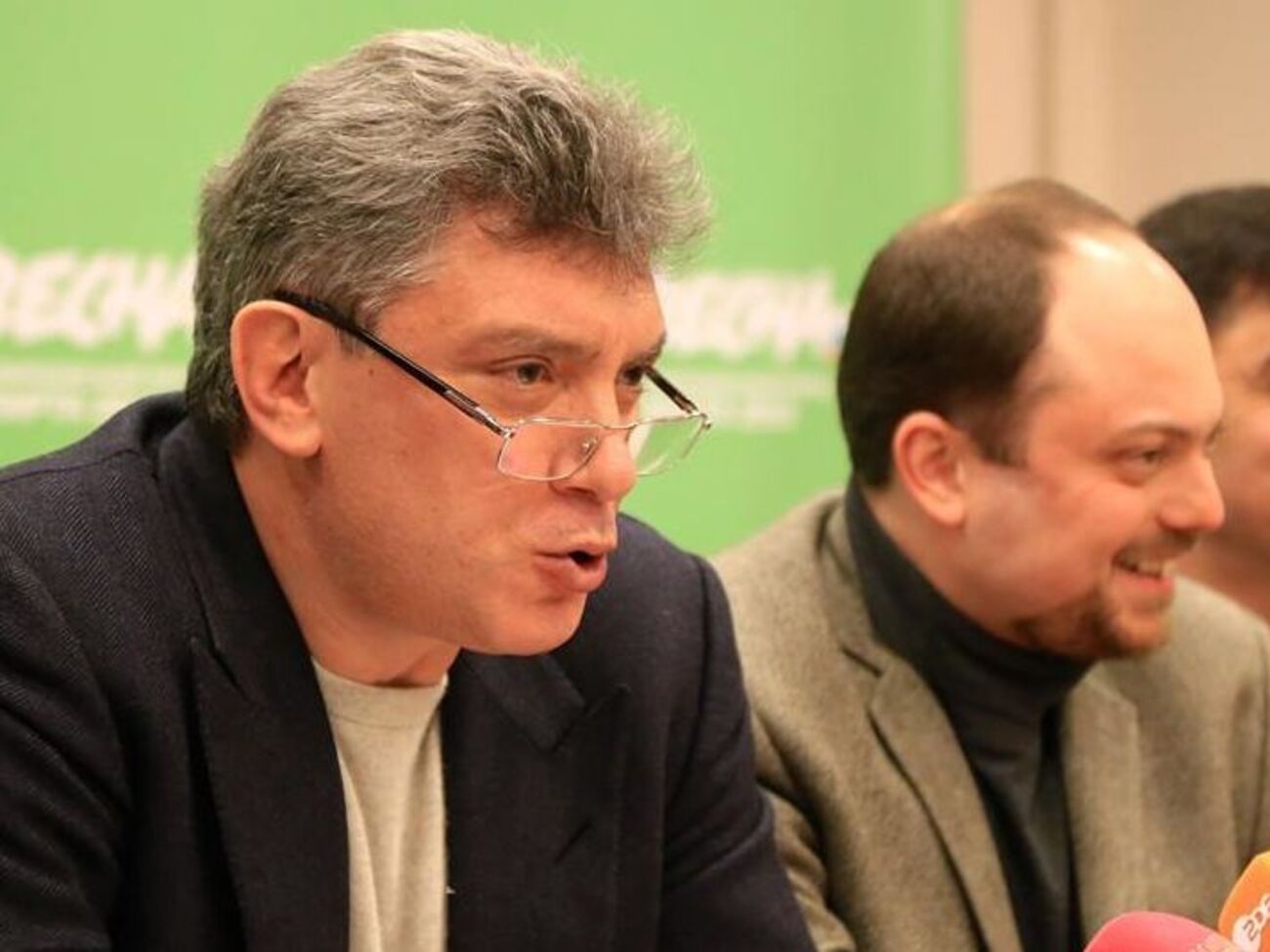 20 февраля 2015 года. Борис Немцов и Владимир Кара-Мурза на пресс-конференции, посвященной антивоенному маршу "Весна", который должен был пройти 1 марта. За день до марша Немцова убили недалеко от Кремля&nbsp;четырьмя выстрелами в спину