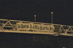 В ночь с 13 на 14 февраля православные активисты закрепили на Мосту поцелуев баннер с надписью "Ты целуешь ее, а Иуда целует нас всех"