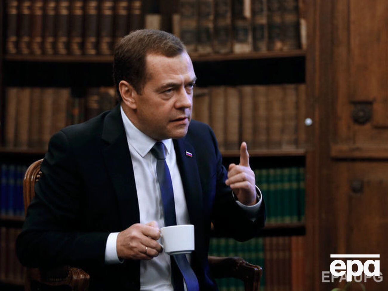 Медведев: Как только начинается волатильность на рынке нефтепродуктов и газа, наша экономика сдувается