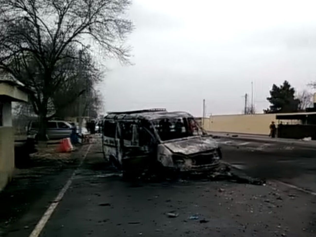 В результате взрыва загорелось несколько автомобилей