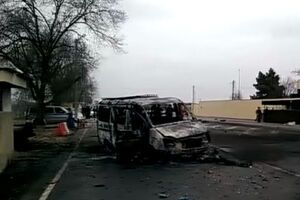 В результате взрыва загорелось несколько автомобилей