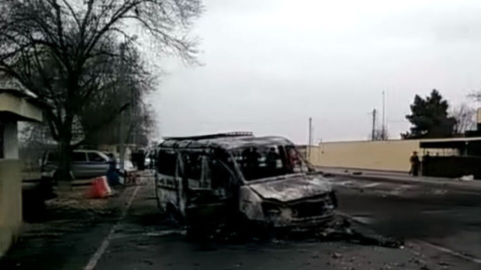 В результате взрыва загорелось несколько автомобилей