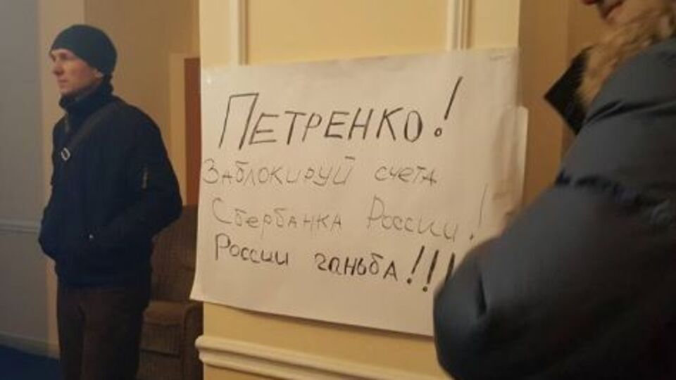 Полиция утверждает, что протестующие не нарушают общественный порядок