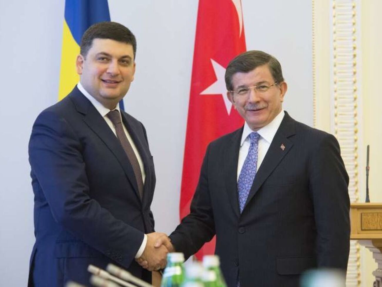 Давутоглу провел встречу с Гройсманом