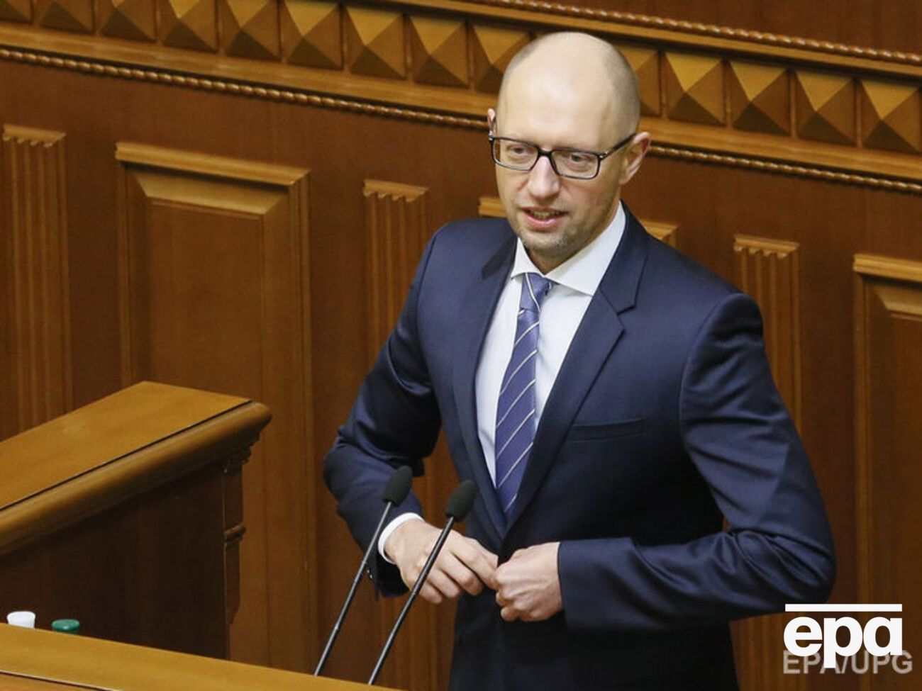 Блок Порошенко почти единогласно высказался за отставку Яценюка, сообщил Лещенко