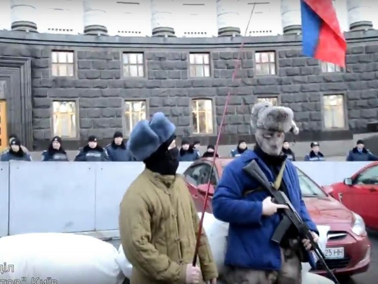 Активисты, требующие запретить российский бизнес, установили под Кабмином "ватный" блокпост. Видео
