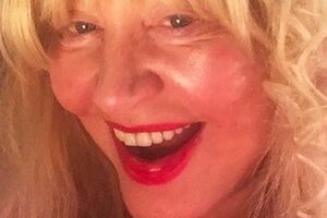 Пугачева выбрала для похода на концерт одежду черного цвета