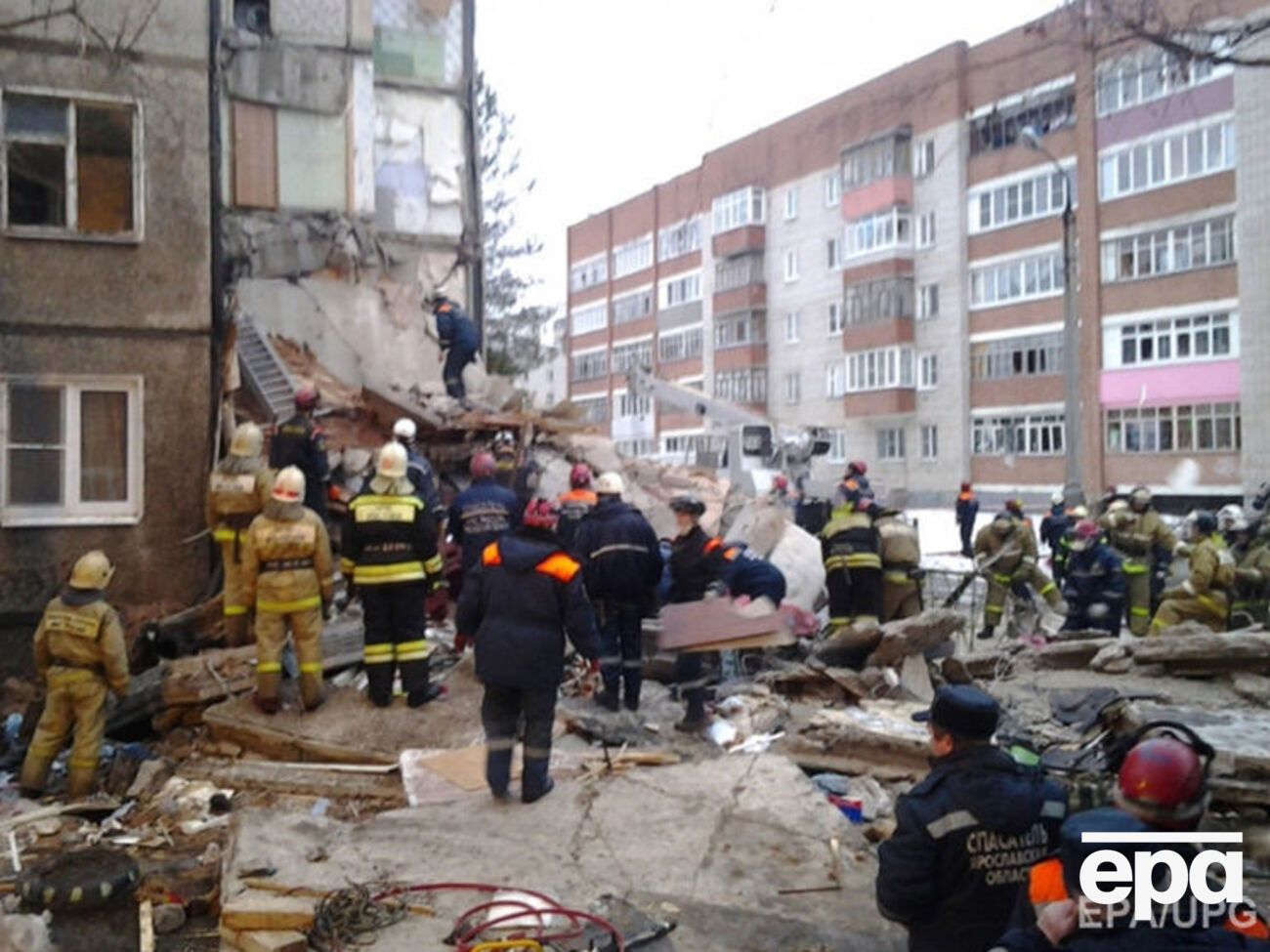 Угловая часть пятиэтажки обрушилась