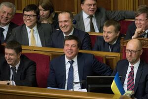 Новая прическа Тимошенко, наручники от Рабиновича и массаж от Жданова. Рада в день отчета правительства. Фоторепортаж