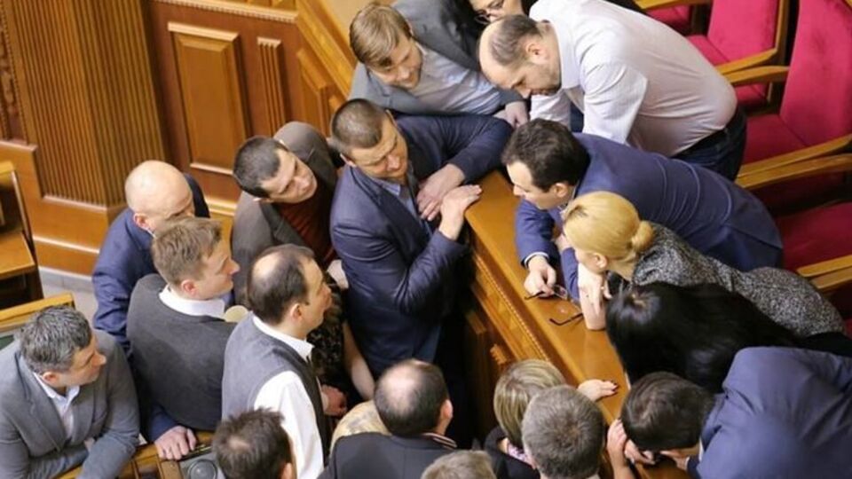 Против отставки Кабмина Арсения Яценюка проголосовали всего двое нардепов