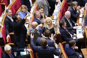 Сергей Лещенко об отставке Яценюка: Обратите внимание, как голосовал Довгий. Он является коллектором Порошенко на политическом рынке