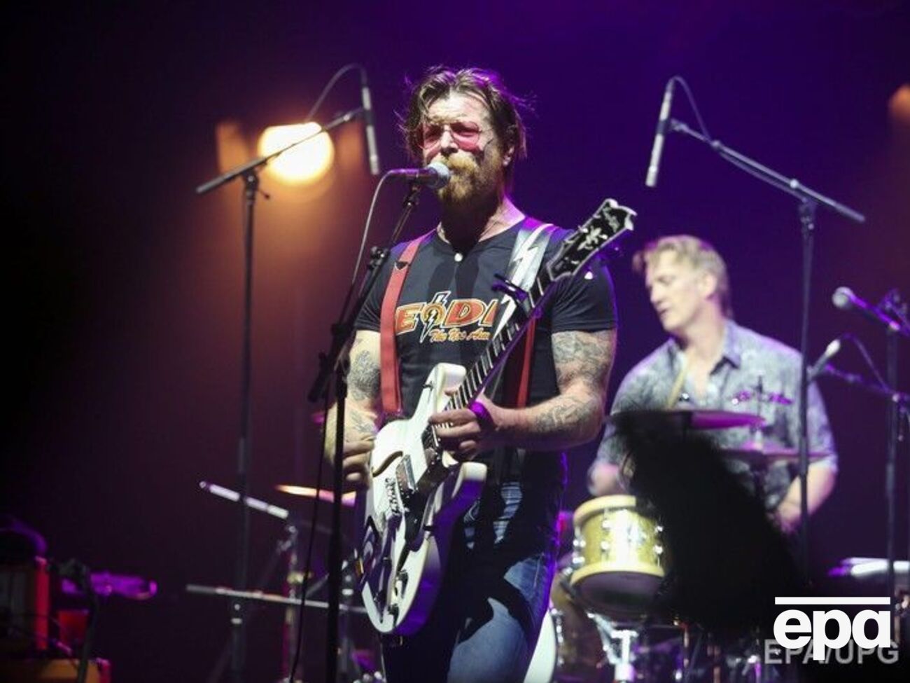 Вокалист группы Джесси Хьюз на концерте в Париже 16 февраля