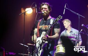 Вокалист группы Джесси Хьюз на концерте в Париже 16 февраля