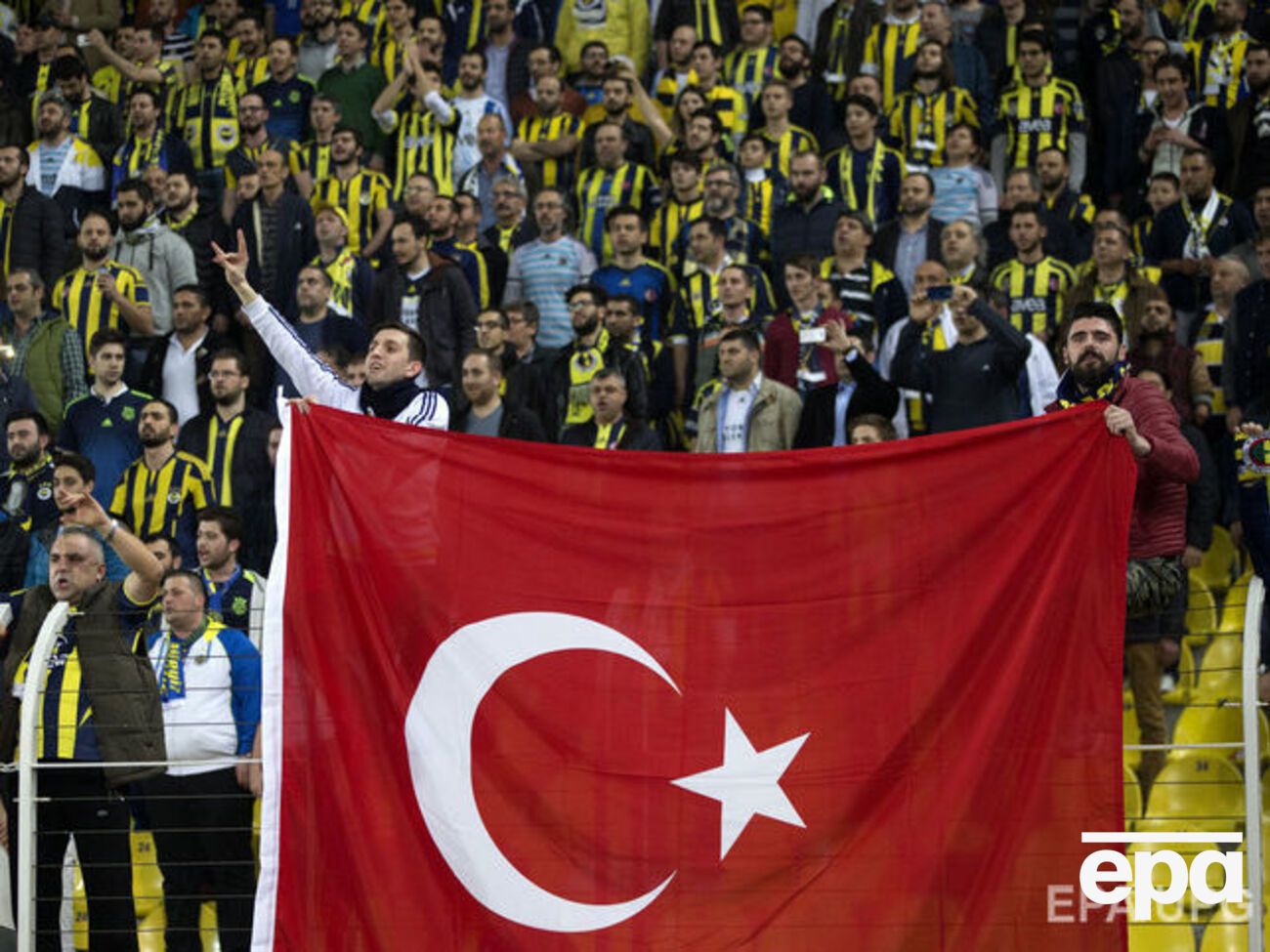 Болельщики забросали камнями автобус "Локомотива"