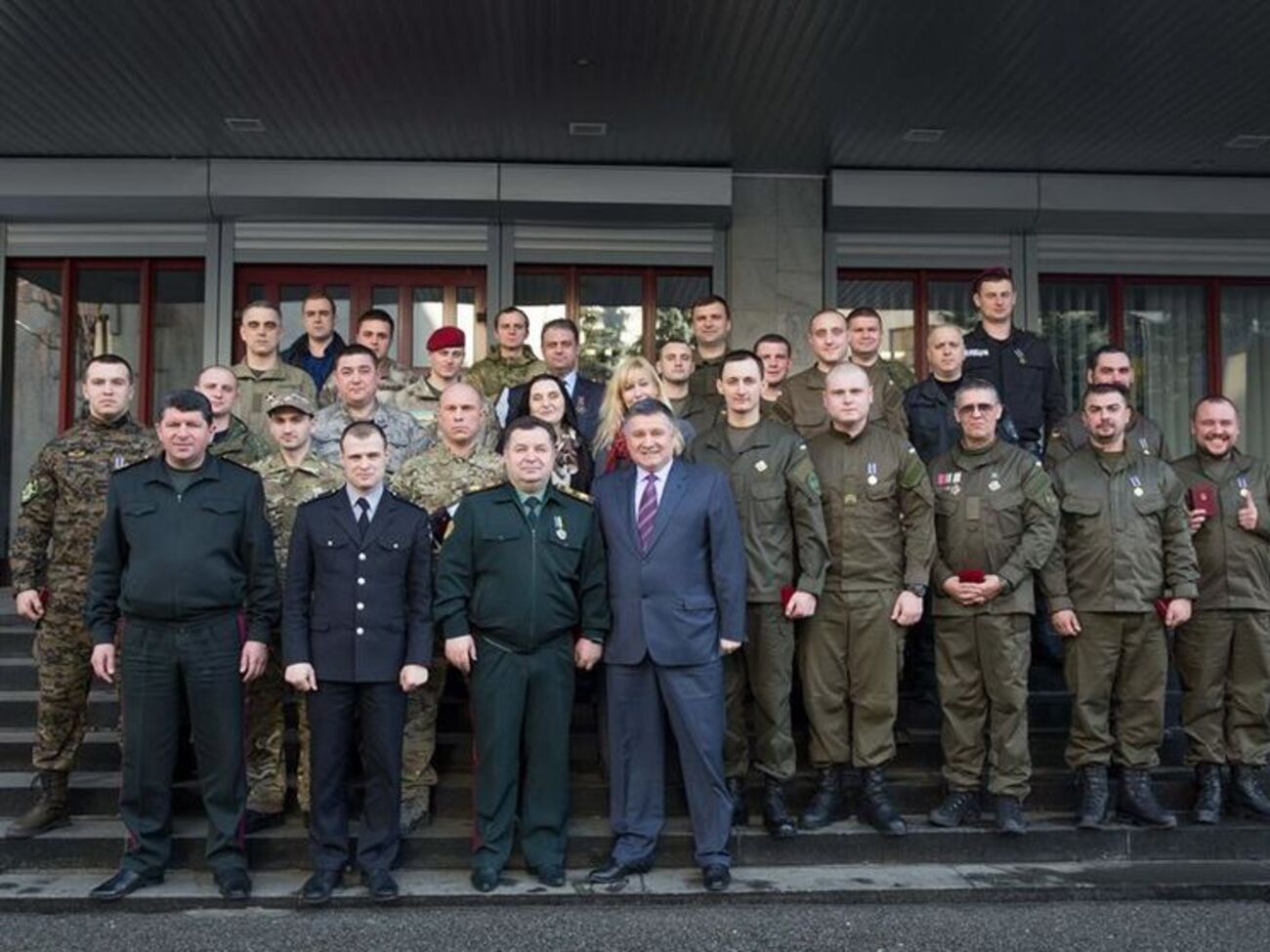 Аваков и министр обороны Полторак с бойцами Нацгвардии и добробатов