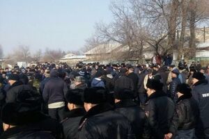 К дому подозреваемого пришли более ста человек