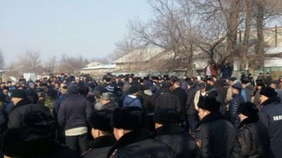 К дому подозреваемого пришли более ста человек