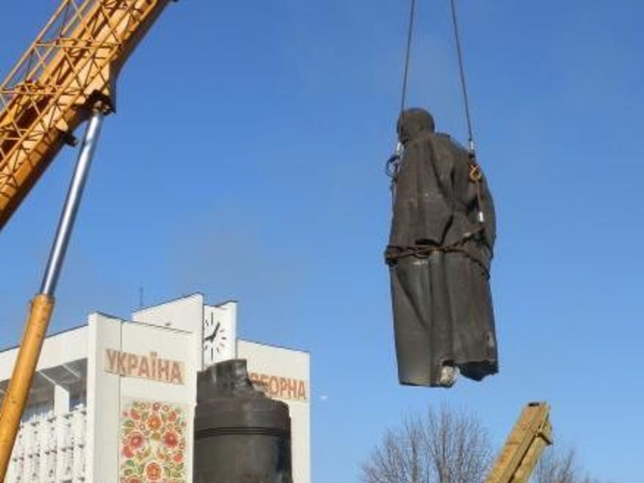 Днепродзержинские коммунальщики снесли памятник Дзержинскому