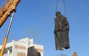 Днепродзержинские коммунальщики снесли памятник Дзержинскому