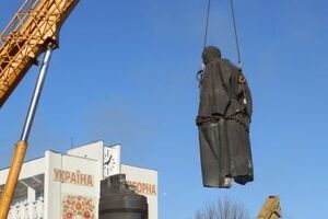 Днепродзержинские коммунальщики снесли памятник Дзержинскому