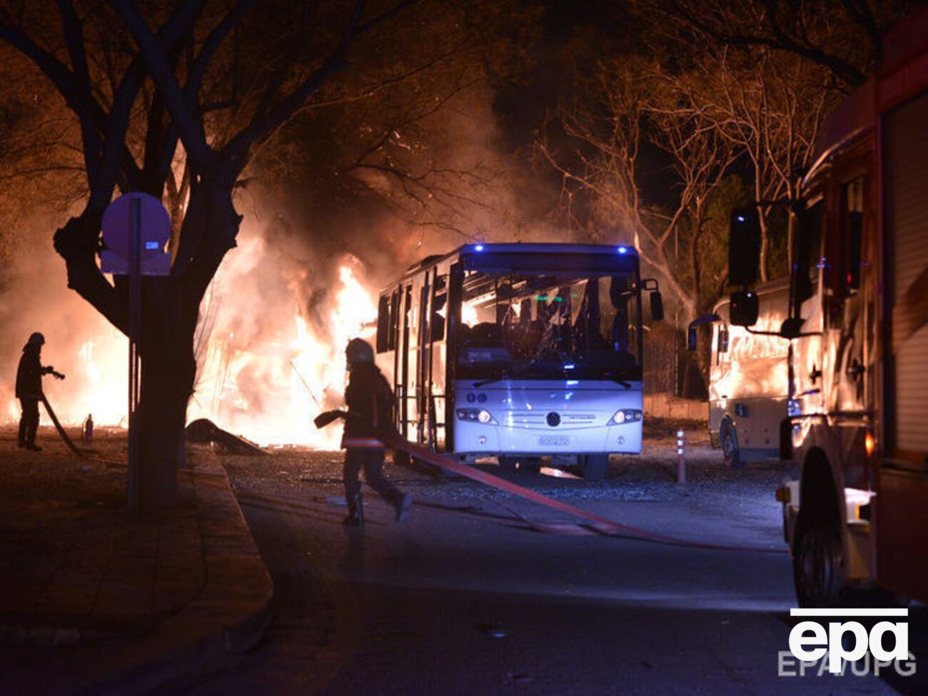 В правительственном квартале Анкары взорвался автомобиль